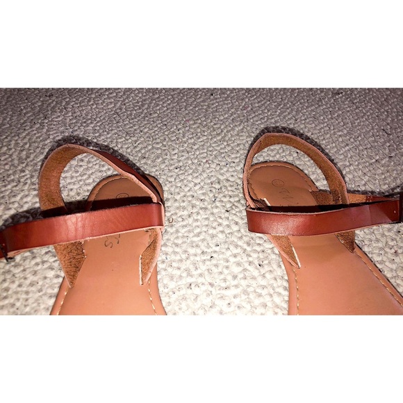 💕😍❤️MAKE AN OFFER! SUMMER TAN SANDALS🔥😍💕 - Picture 2 of 4
